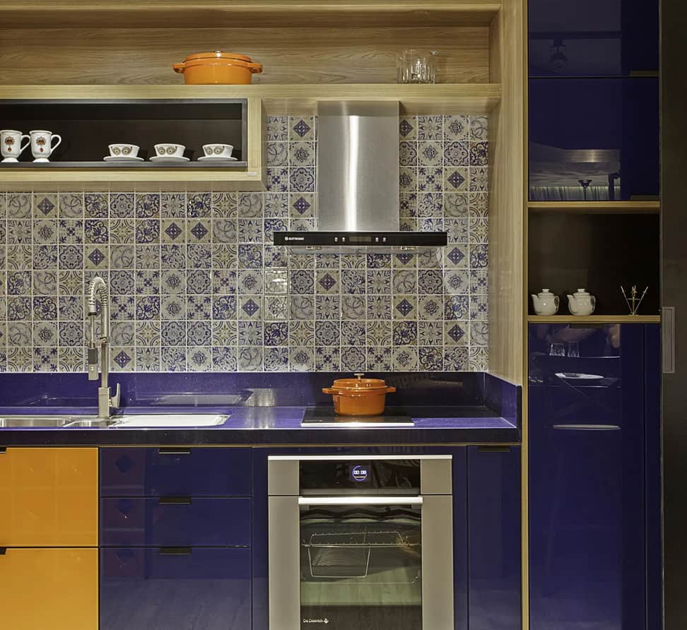 Cozinha casa de praia, com azulejos estampados.