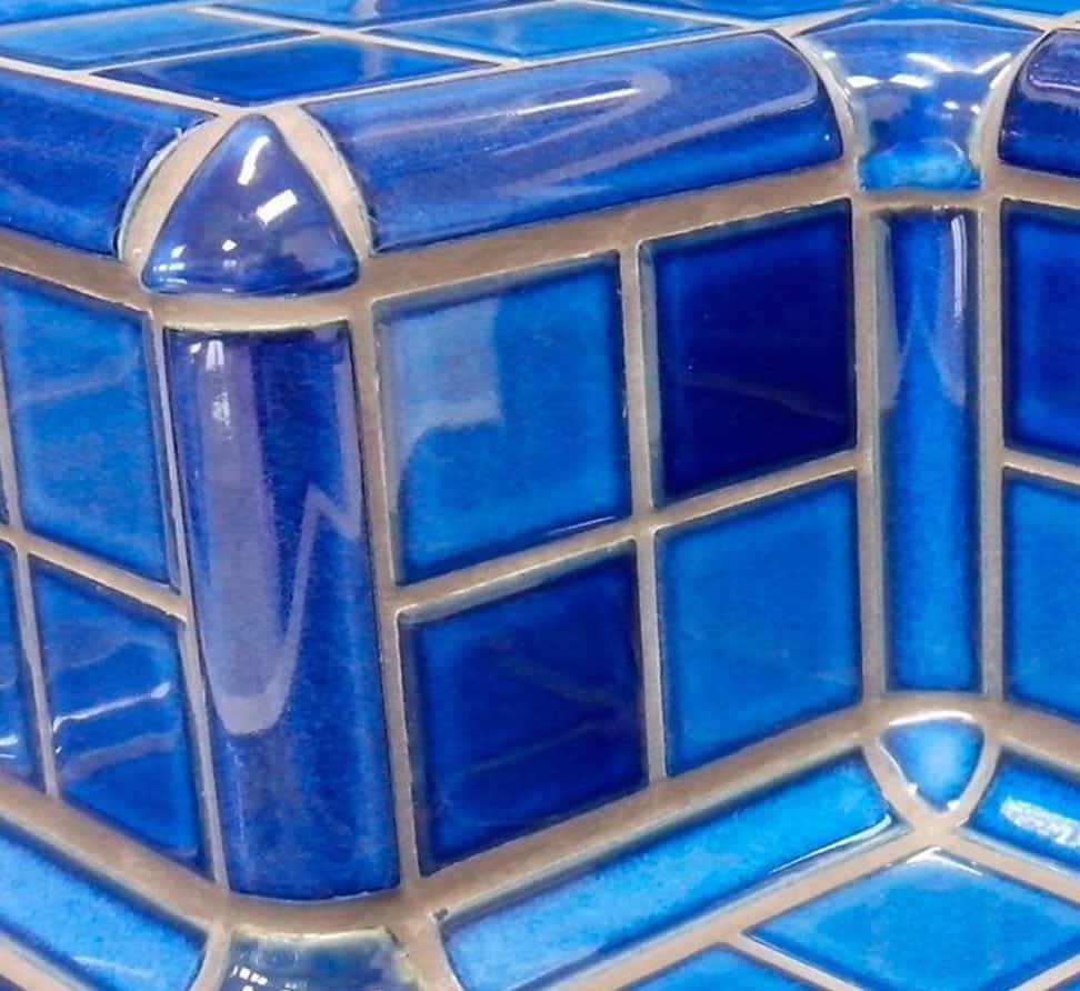 cerâmica azul no canto da piscina (borda)