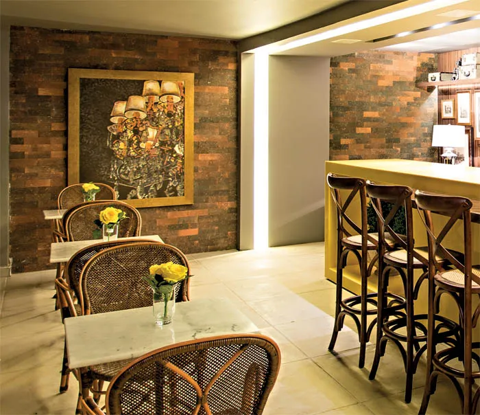 Restaurante com mesas de mármore e cadeira em cor de madeira