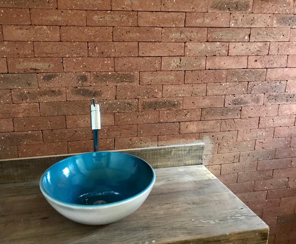 parede de banheiro com revestimento brick