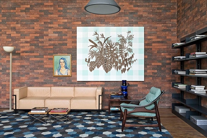 decoração de sala de estar com sofá, poltrona, tape e quadros