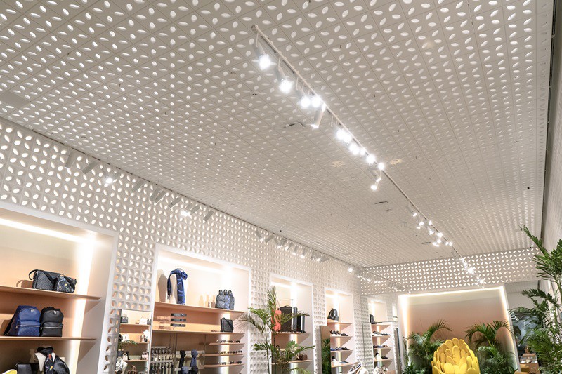 teto de cobogós de uma loja física da Louis Vuitton