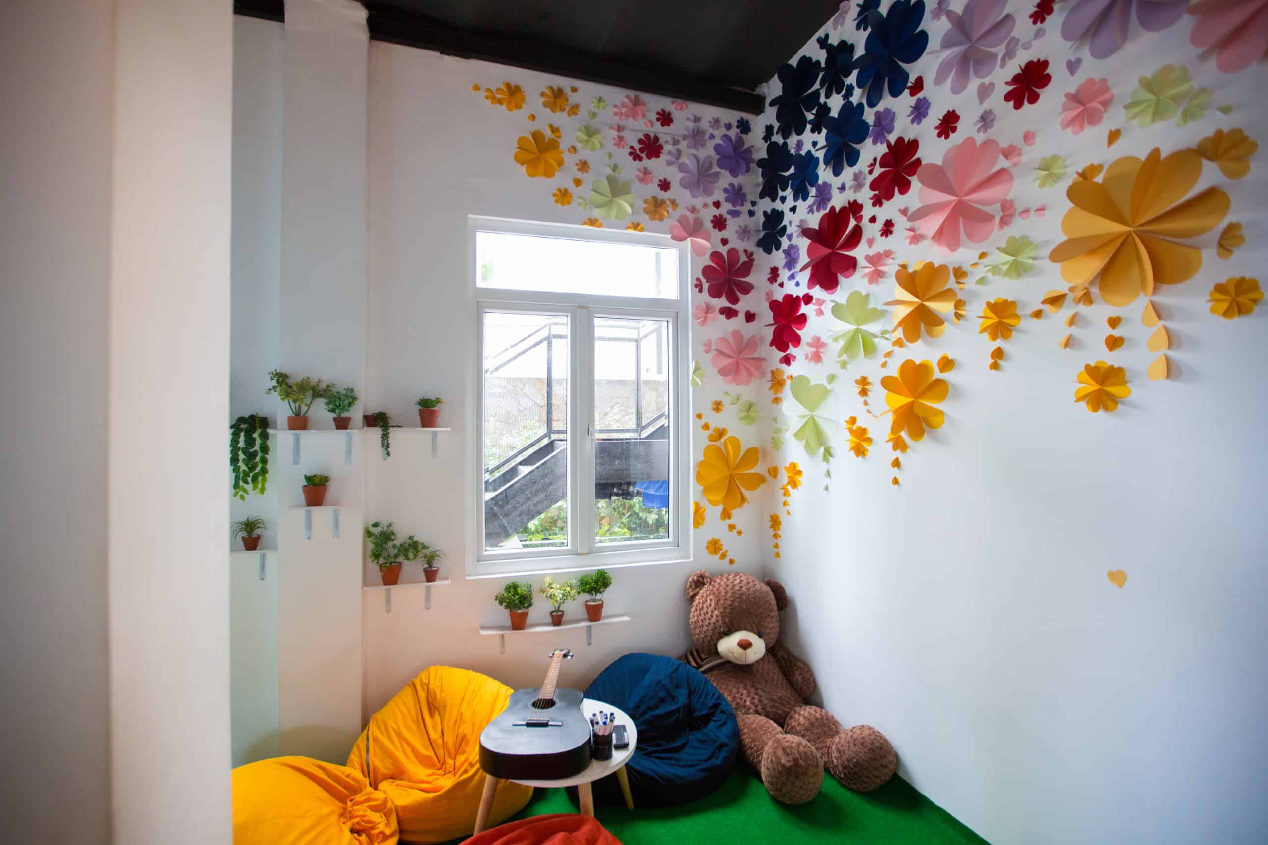 Quarto infantil decorado com ornamentos coloridos em suas paredes